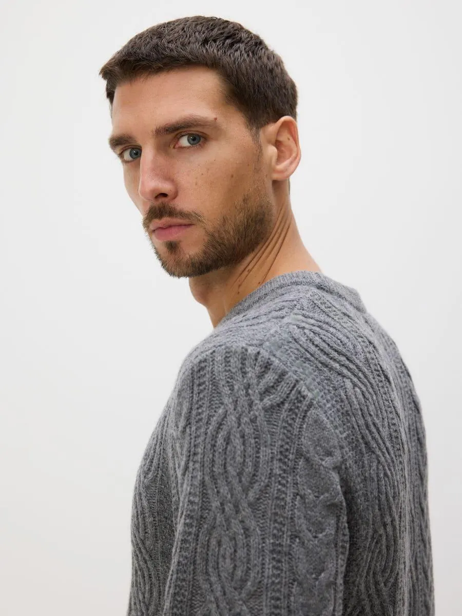 Vlněný svetr s copánkovým vzorem