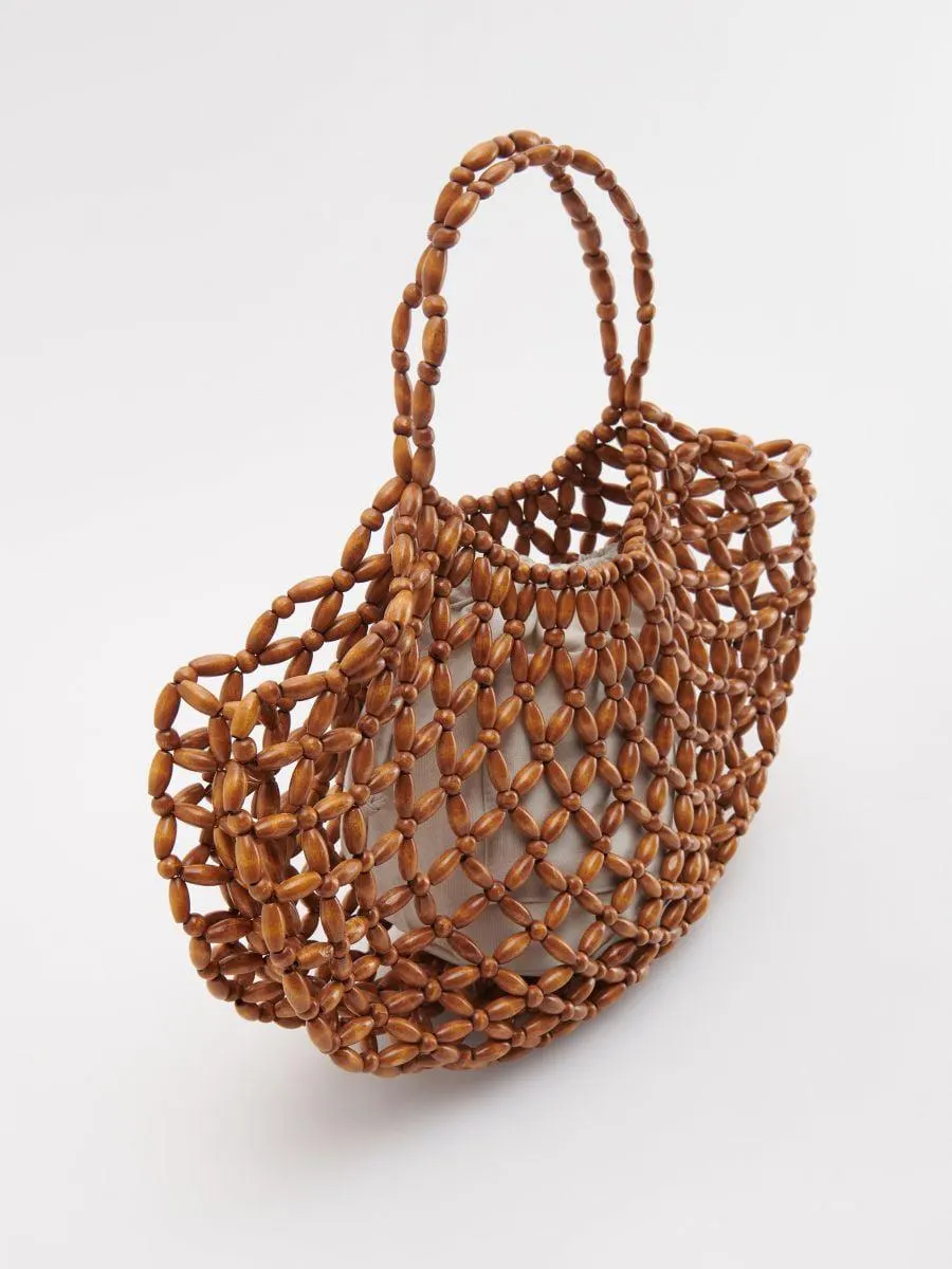 Kabelka z dřevěných korálků