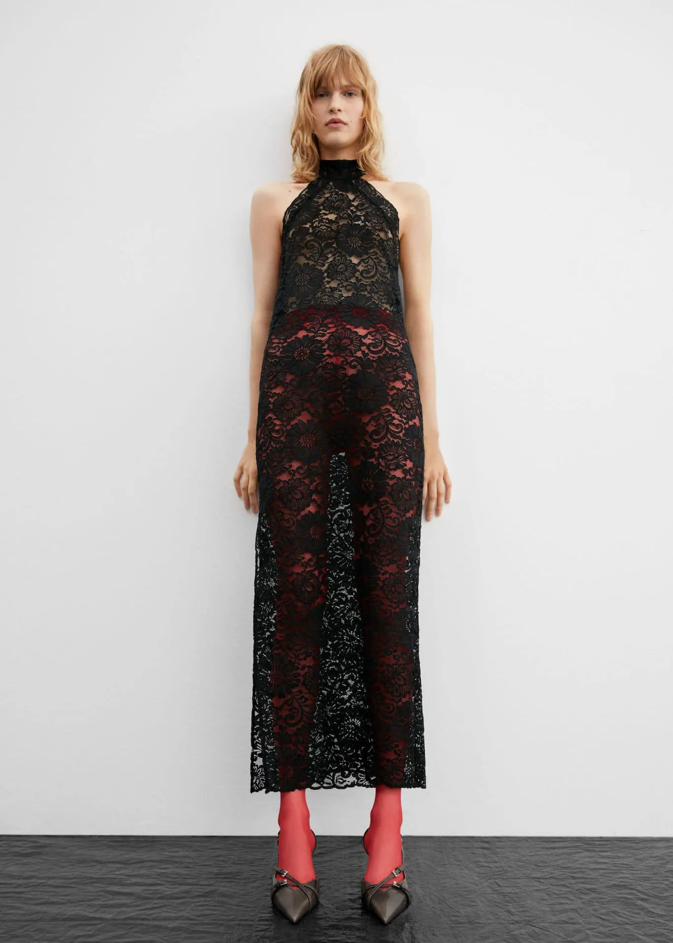 Šaty s krajkou a výstřihem halter