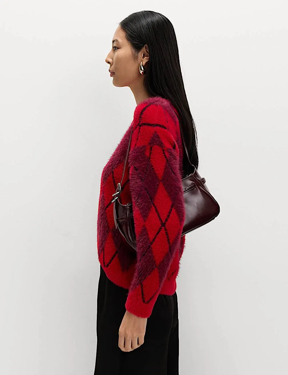 Svetr s výstřihem ke krku a geometrickým vzorem