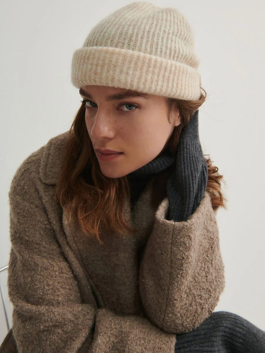 Căciulă beanie tricotată, cu conținut ridicat de lână