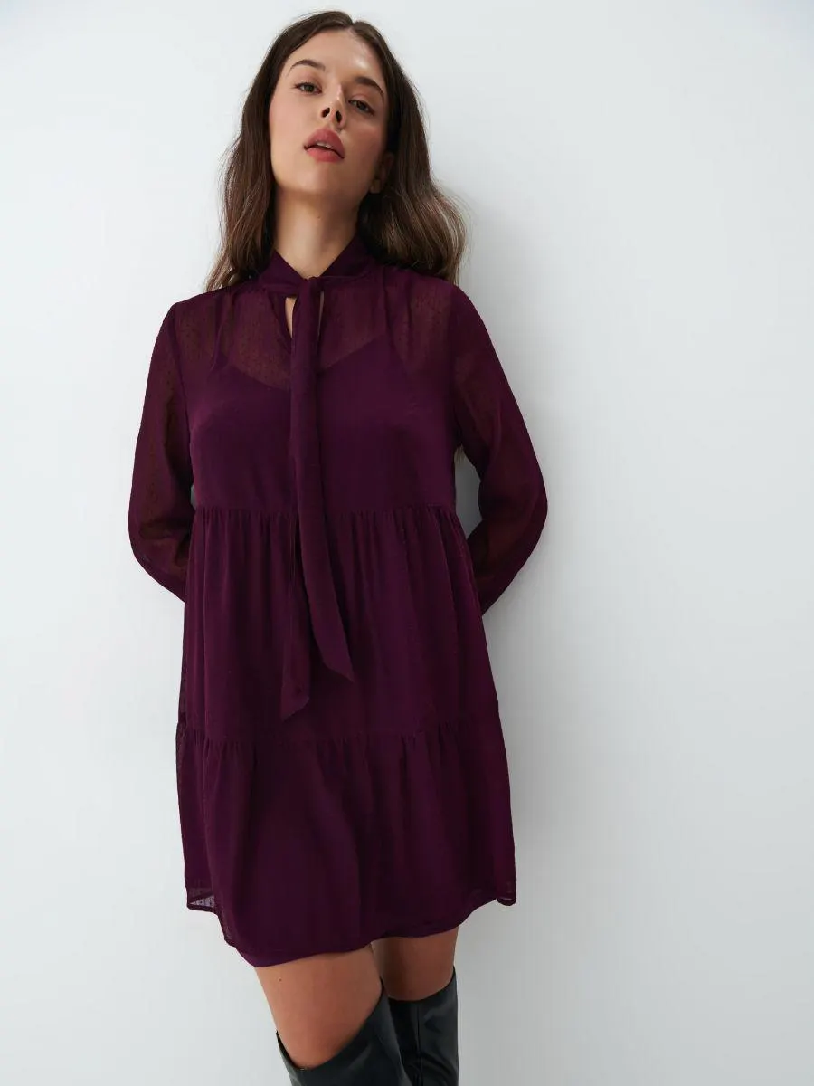 Šaty s vazačkou u krku