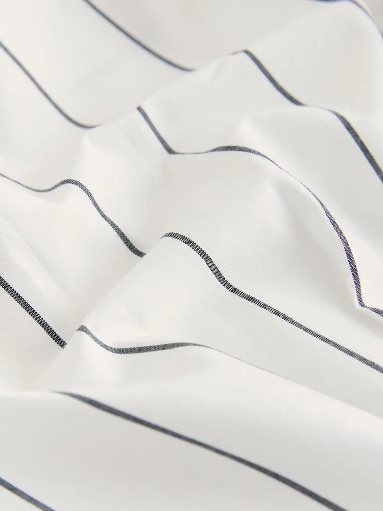 Bílo-černé proužky - Padnoucí košile se zavazováním v pase