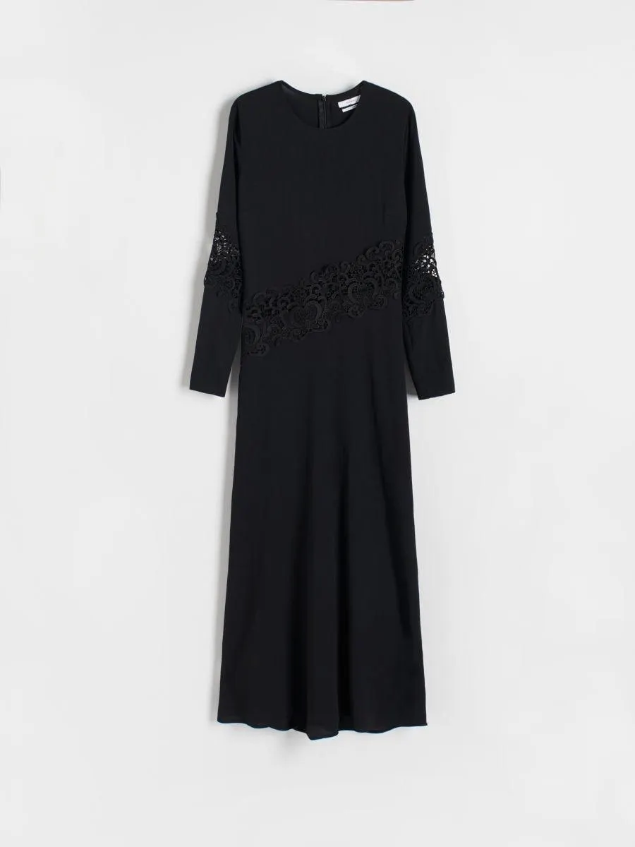 Šaty s ozdobnou aplikací