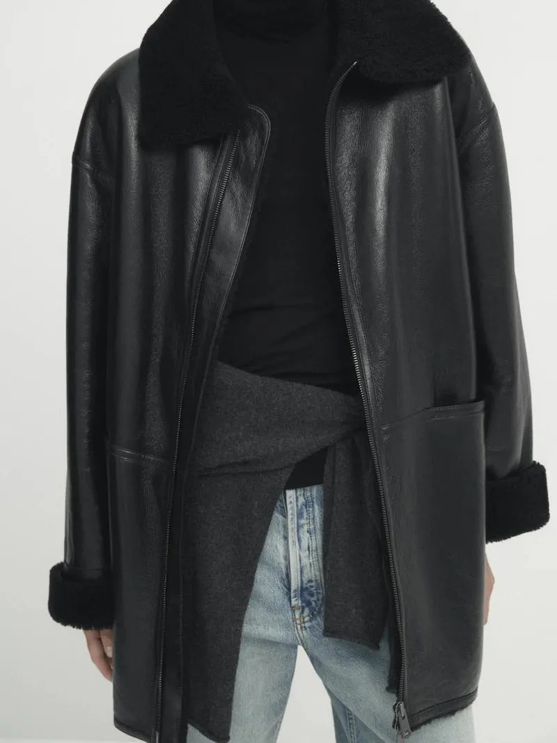 Černý kabát z ovčí kožešiny se zipem