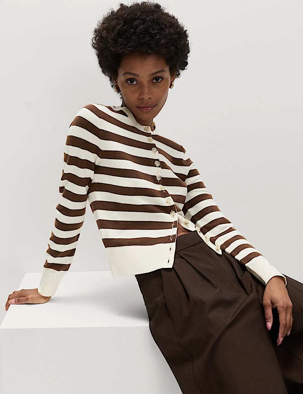 Proužkovaný zkrácený kardigan se vzdušnou přízemi