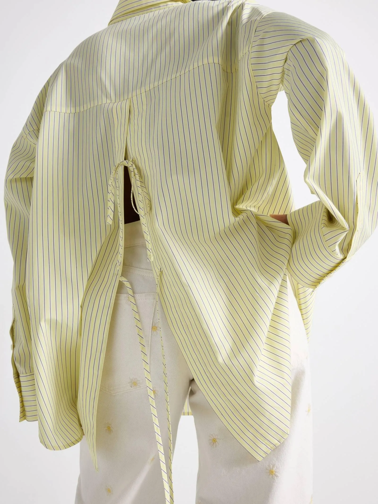 Košile s detailem uzlu v zadní části