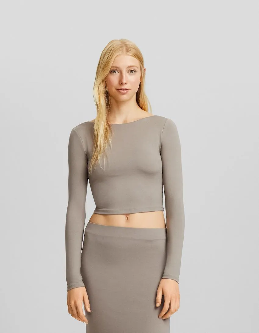 Tričko s odhalenými zády a dlouhými rukávy