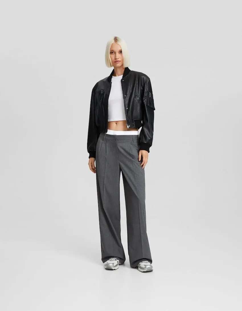 Společenské kalhoty s detailem spodního prádla