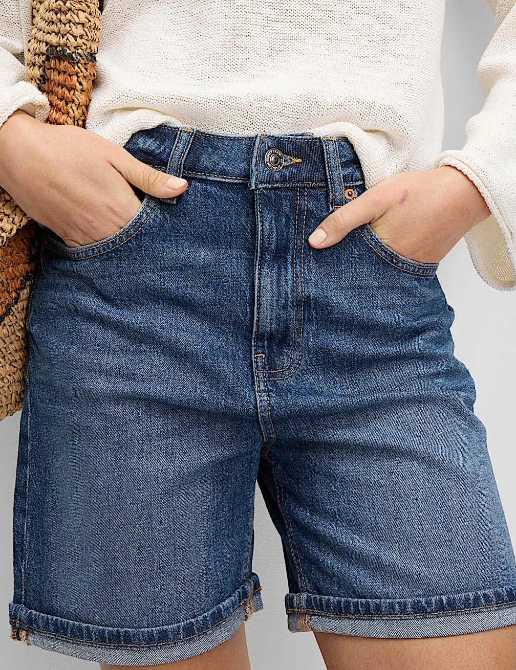 Džínové šortky v chlapeckém stylu