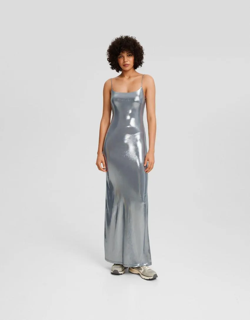 Dlouhé šaty na ramínka s metalizovaným efektem