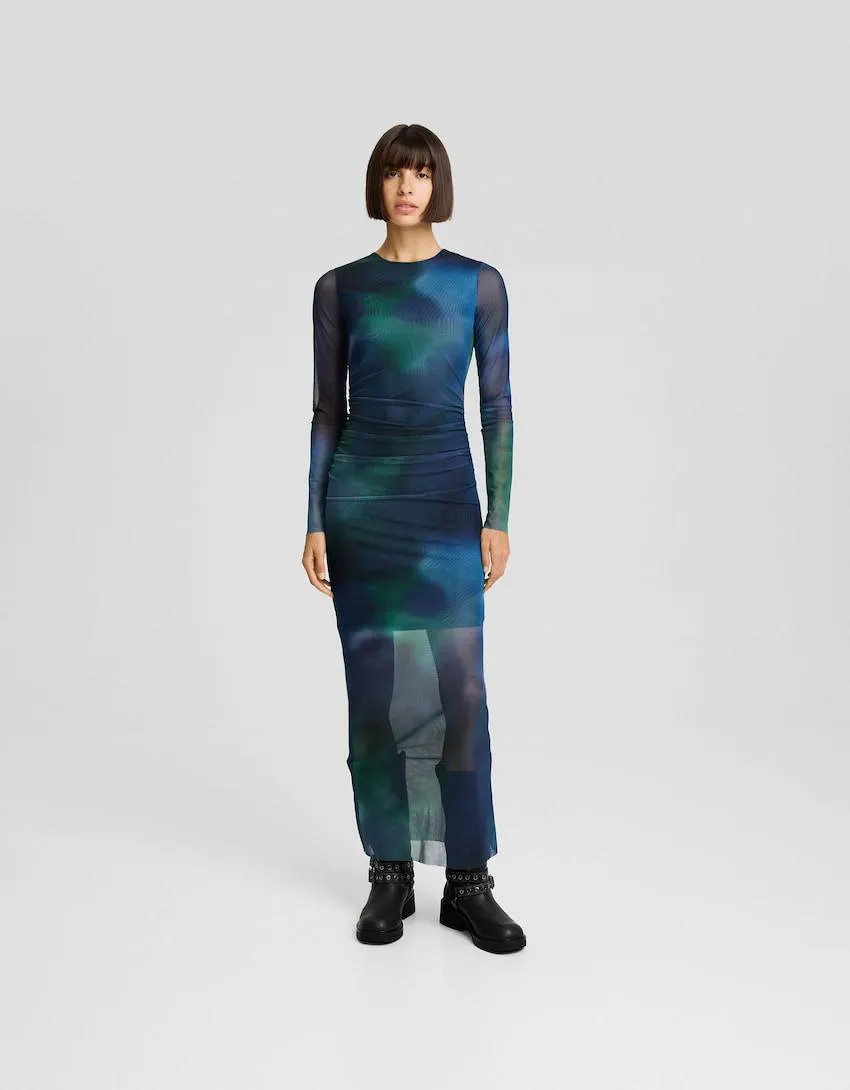 Prodloužené tylové šaty s dlouhými rukávy a potiskem