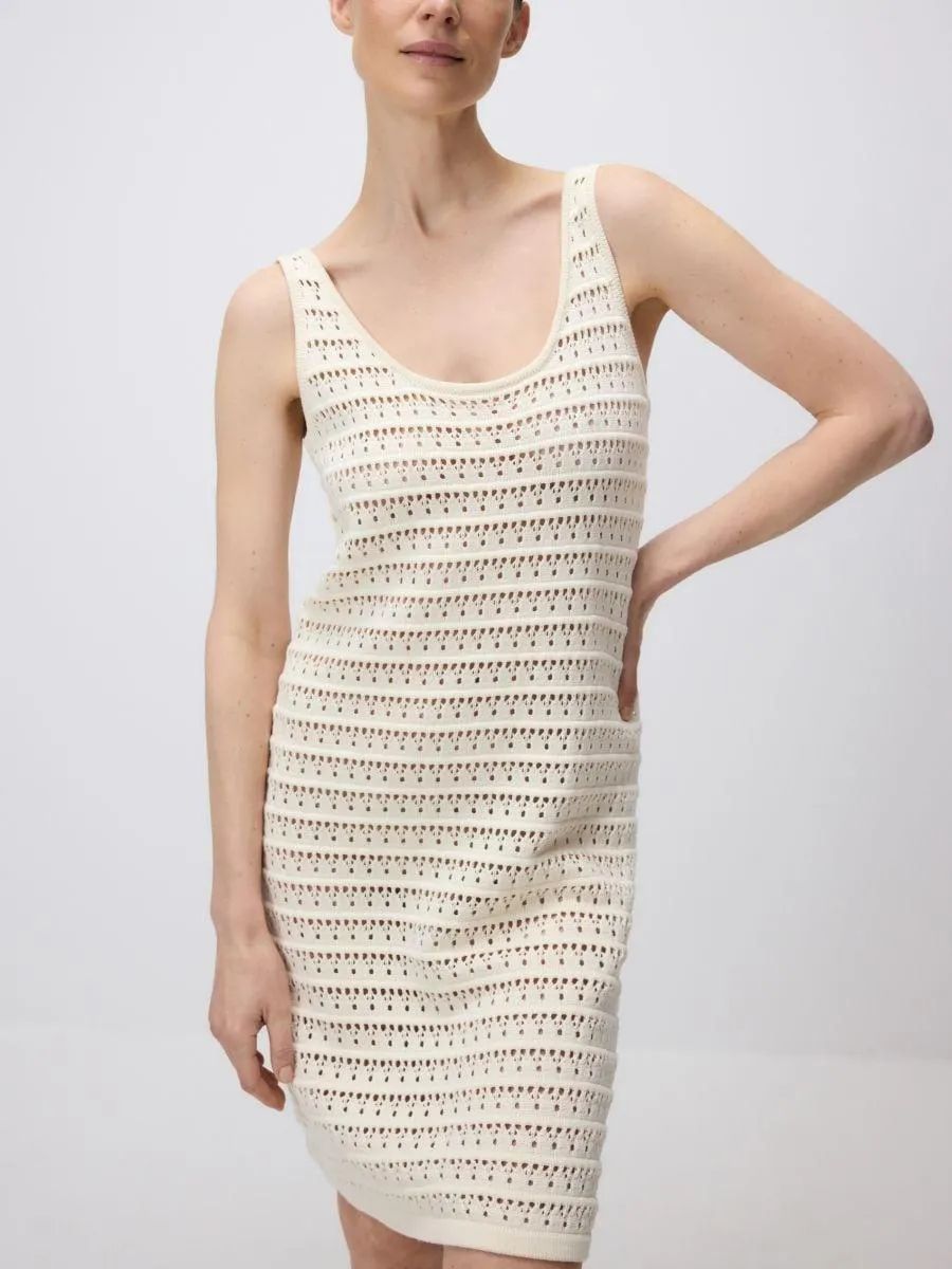 Šaty s ažurovým zdobením