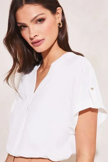 Top Lipsy s krátkými roláky a kapsami a výstřihem do V