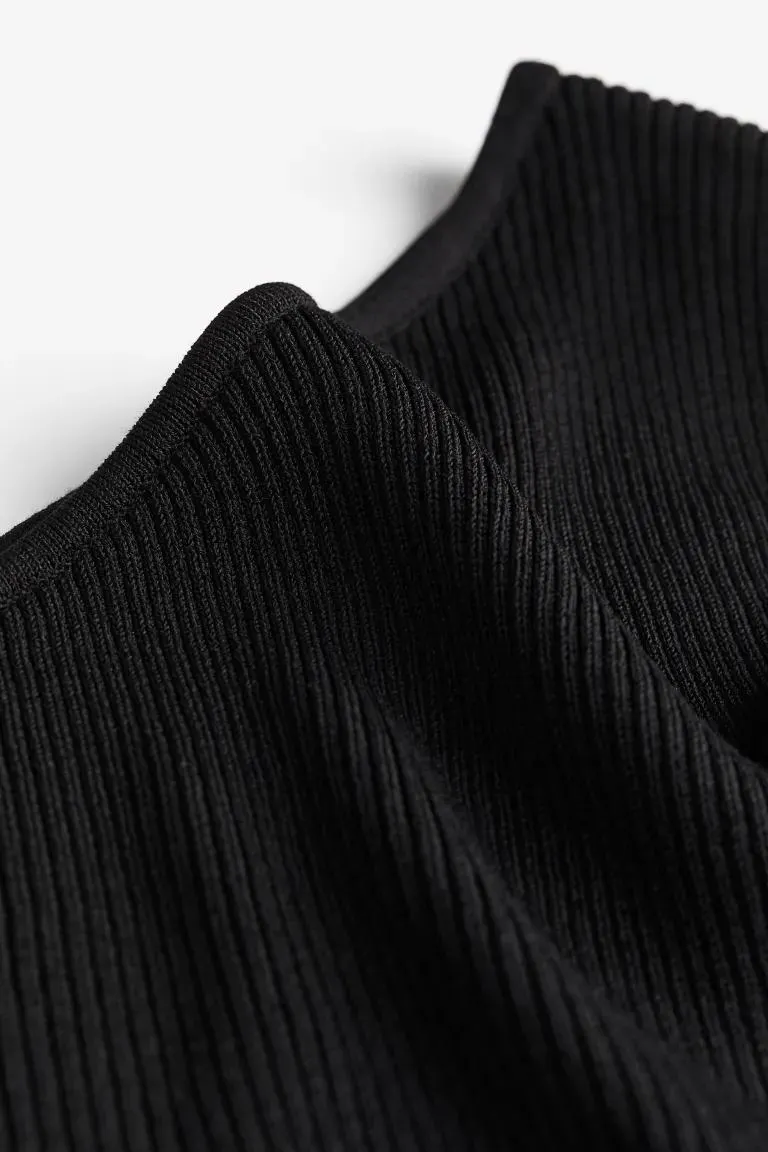 Žebrované šaty s odhaleným ramenem