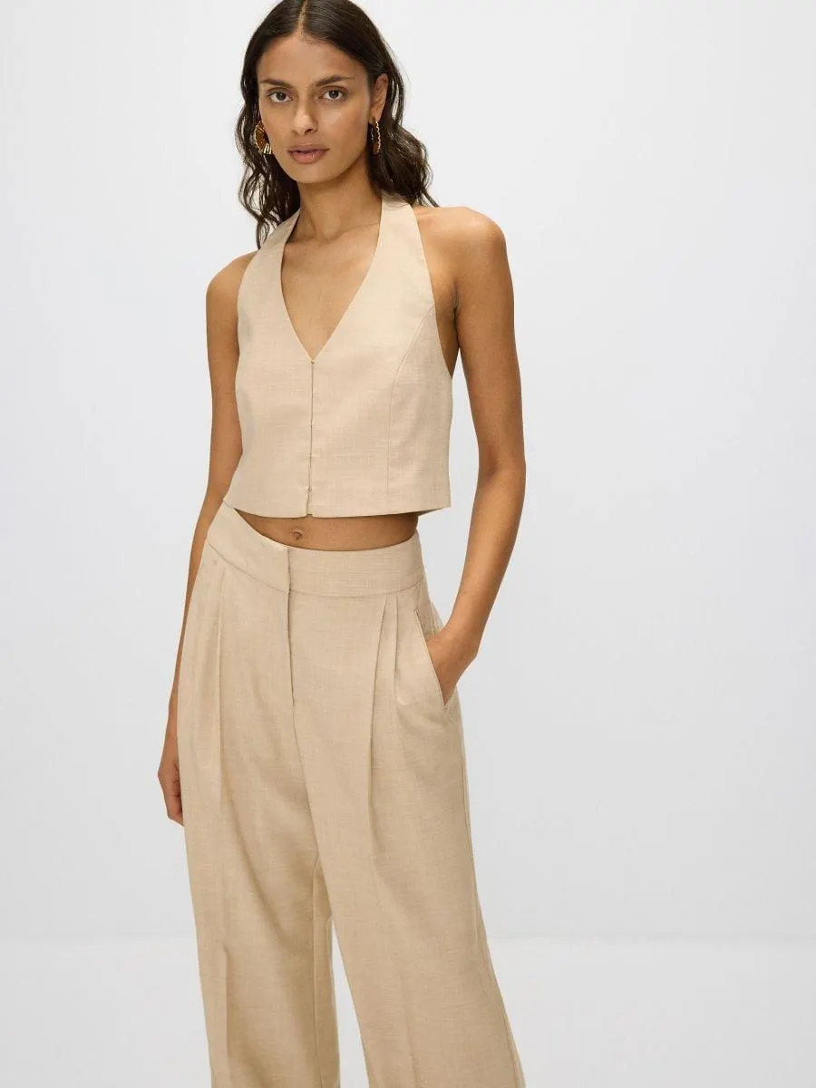 Vesta s výstřihem halter