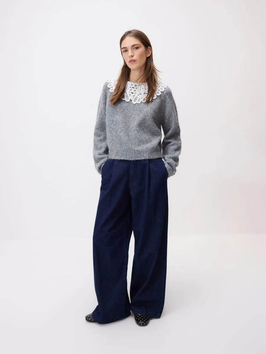 Svetr s ozdobným límcem