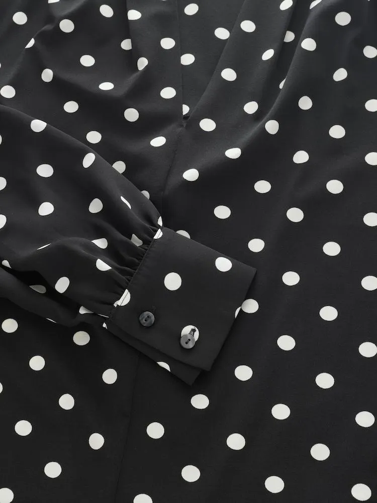 Černobílá s tečkami - Halenka s výstřihem do V a dlouhými rukávy