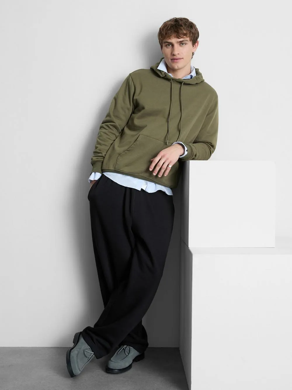 Jednoduchá mikina s kapucí a stahovací šňůrkou