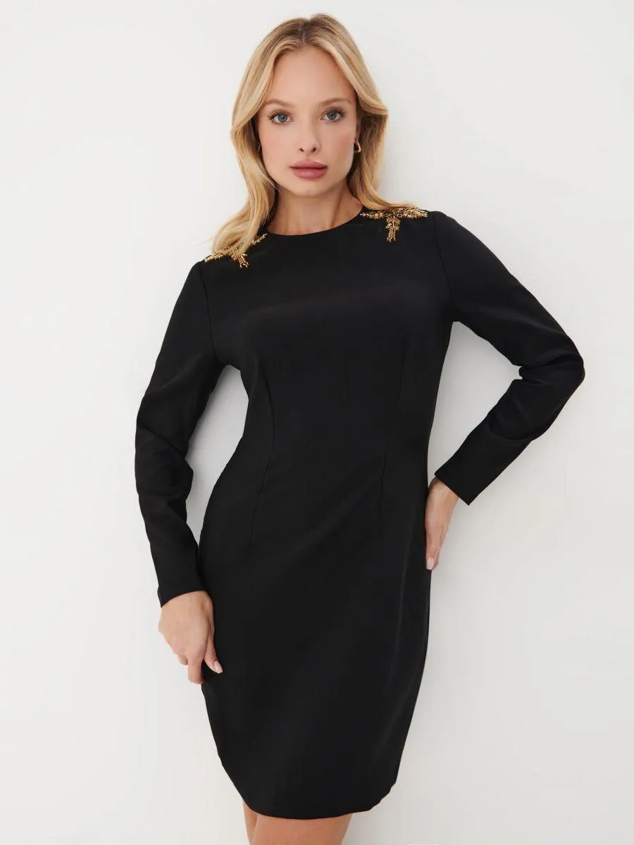 Mini šaty s ozdobou