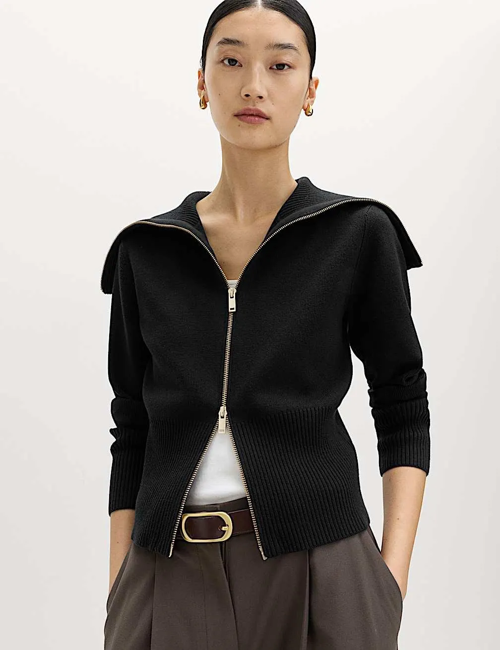 Pletená bunda úzkého střihu se zipem a límečkem