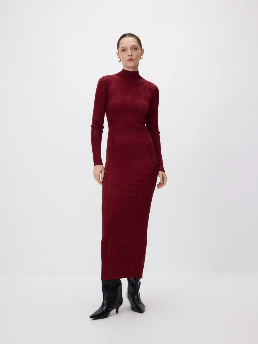 Úpletové šaty s výřezem