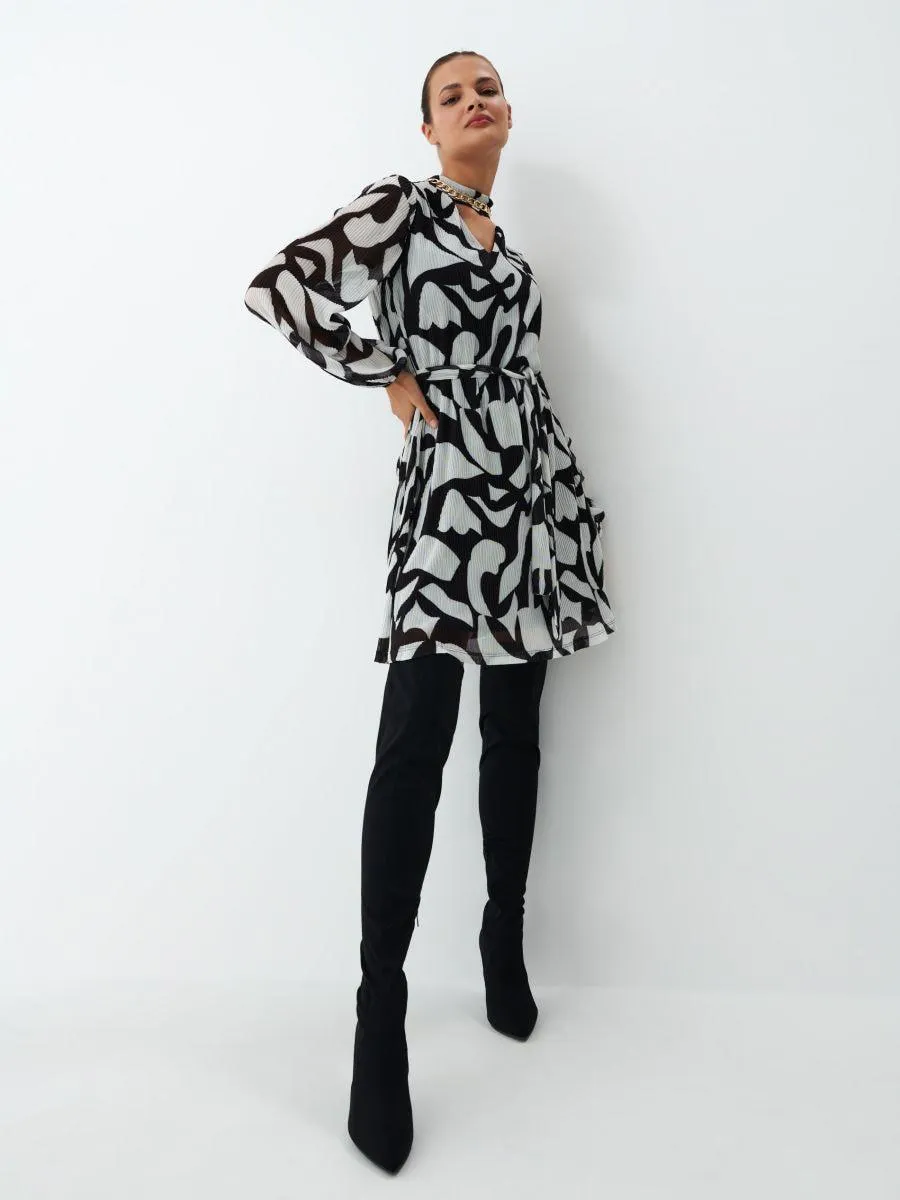 Šaty s průstřihem