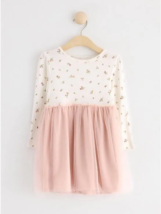 Šaty s tylovou sukní