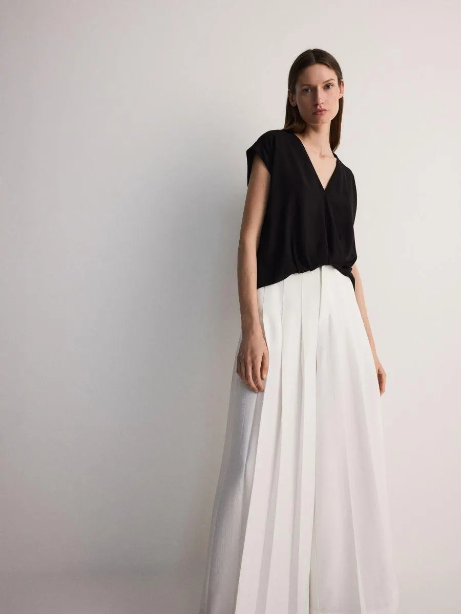 Halenka z viskózy s překládaným výstřihem