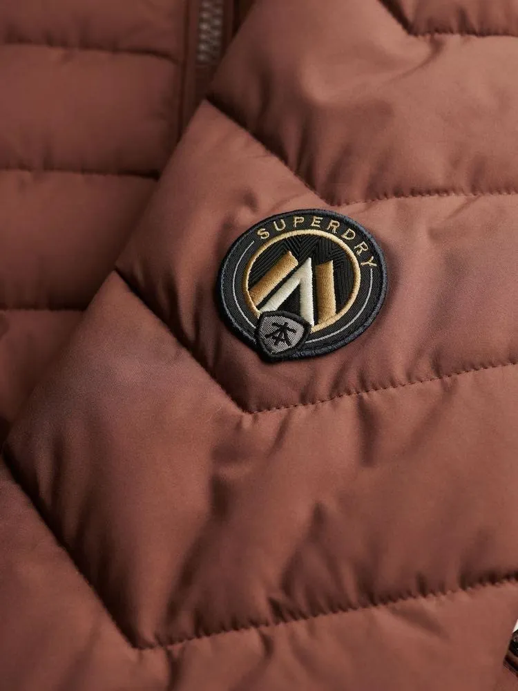 Hnědá - Středně dlouhý kabát Superdry Fuji s umělou kapucí