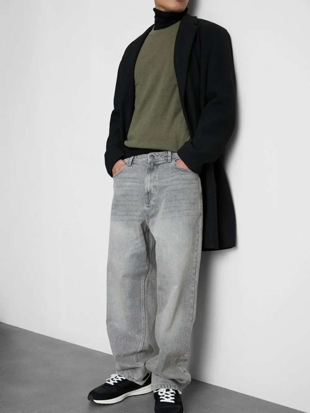 Džíny s rovnými nohavicemi a středně vysokým pasem