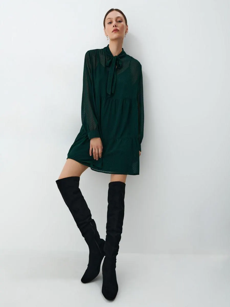 Šaty s vazačkou u krku