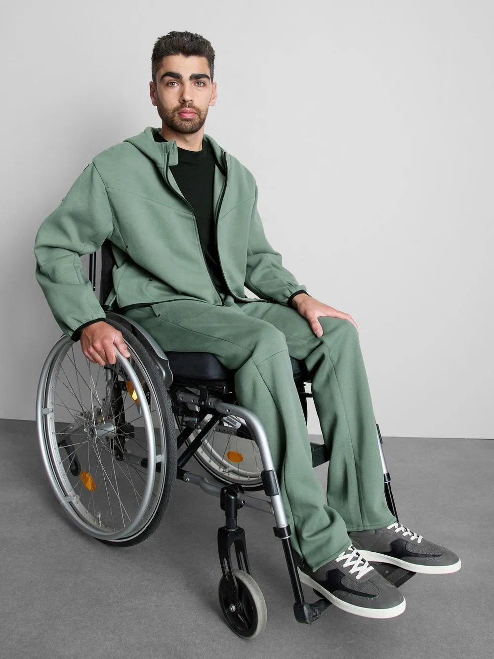 Adaptivní přiléhavá mikina s kapucí na zip