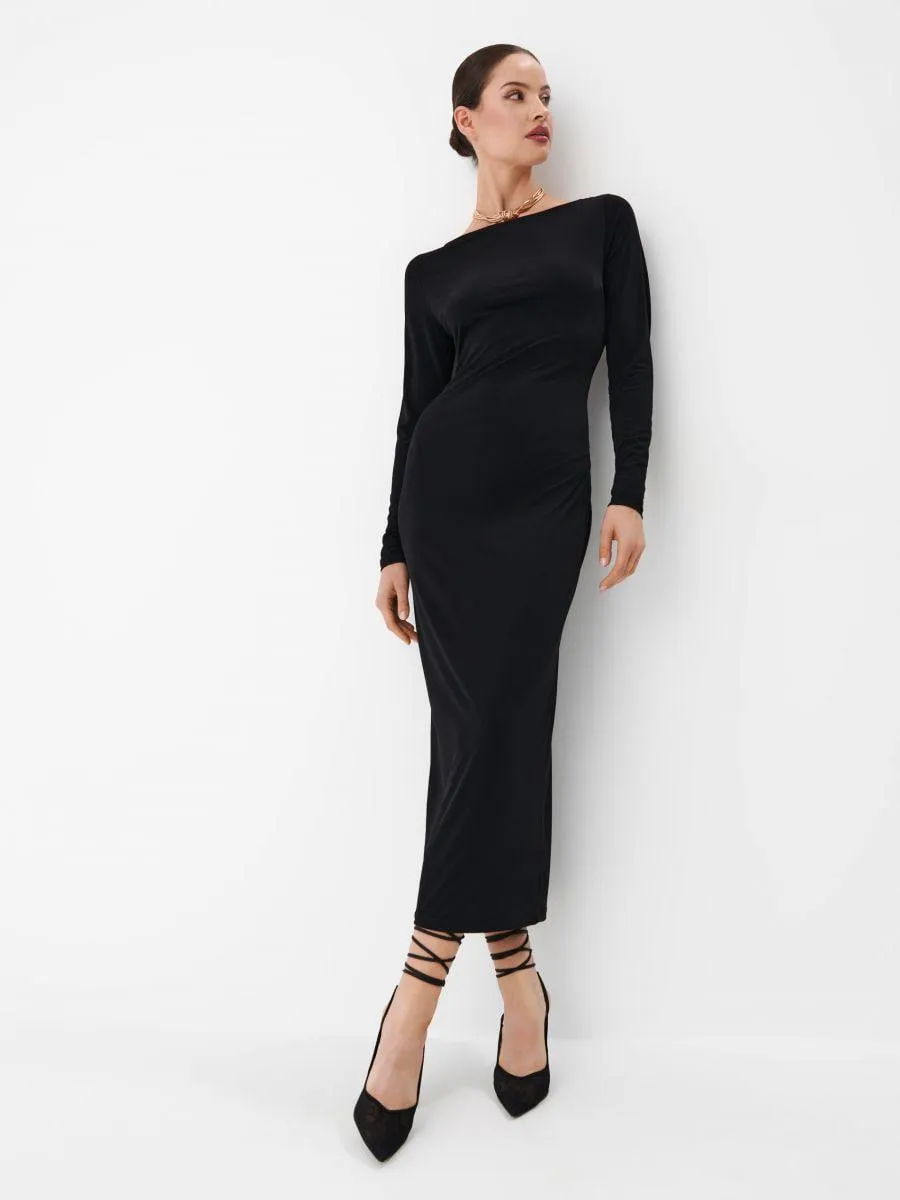 Maxi šaty s odhalenými zády