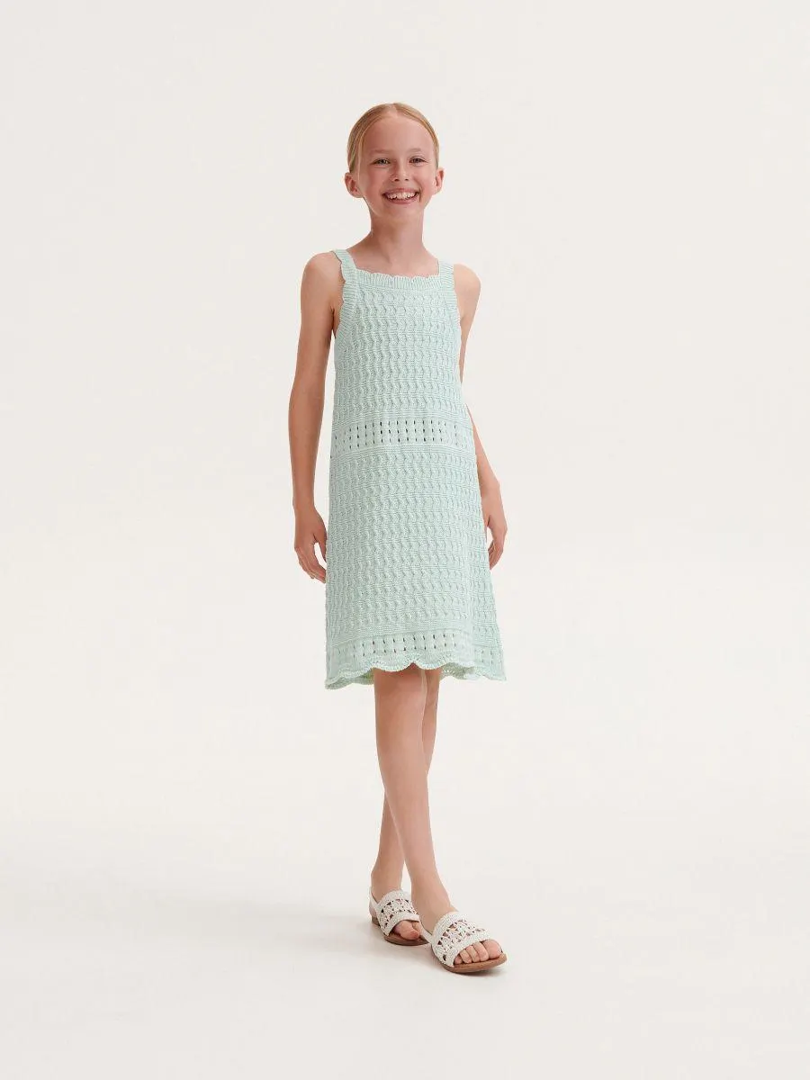 Šaty s ažurovým zdobením