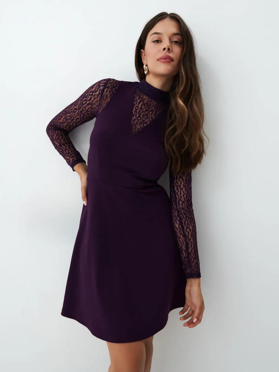 Šaty s krajkovou vsadkou