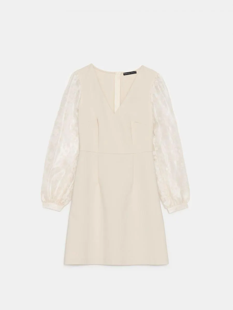 Mini šaty s krajkovými prvky