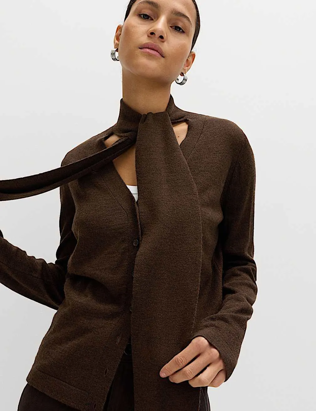 Kardigan s texturou a šátkem na krku, knoflíky a vlnou