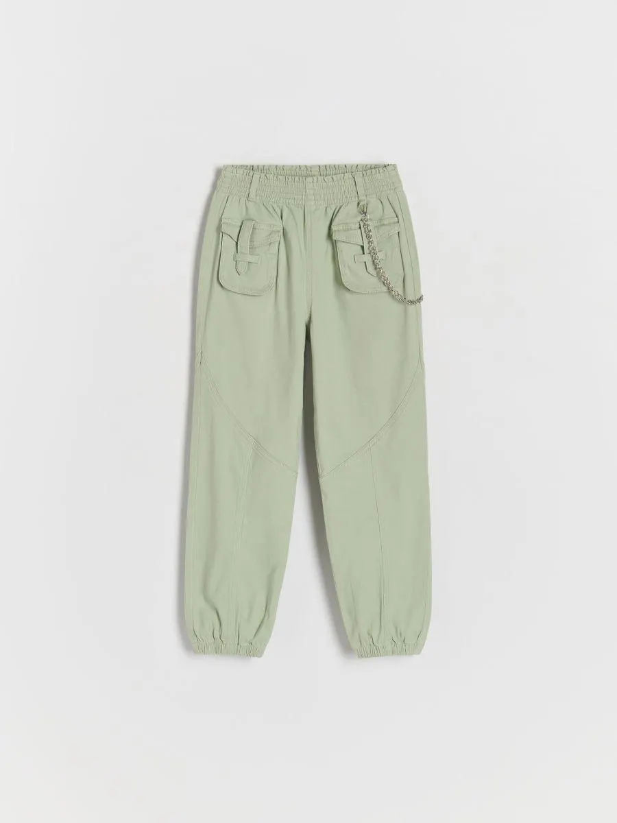 Kalhoty s ozdobným řetízkem