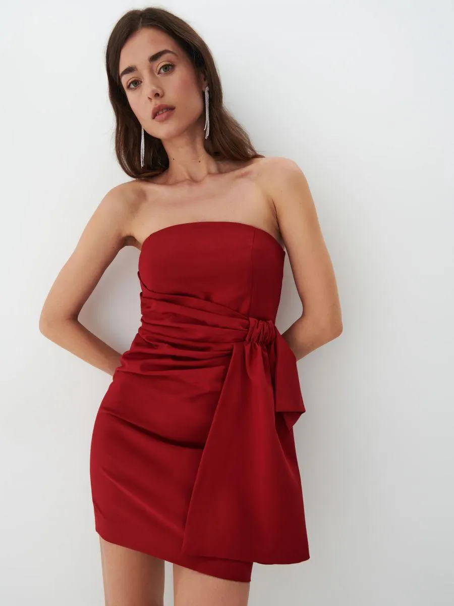 Šaty s odhalenými rameny