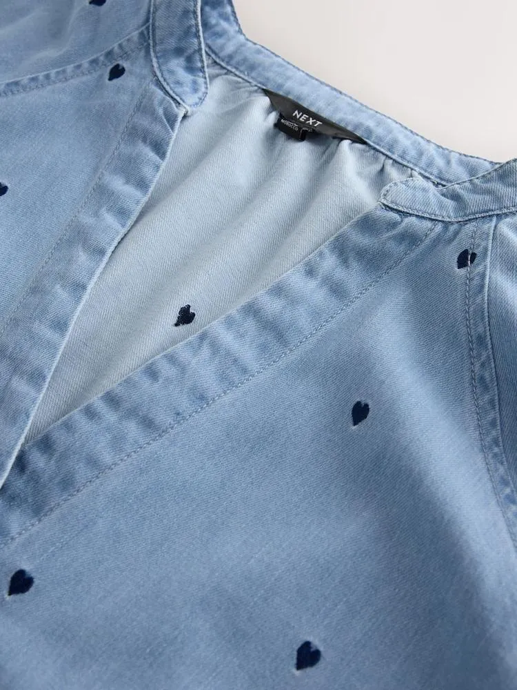 tmavomodrý, tmavě modrý Modrá se srdíčky - Džínová halenka s vyšívaným srdcem a výstřihem do V a nabíranými rukávy