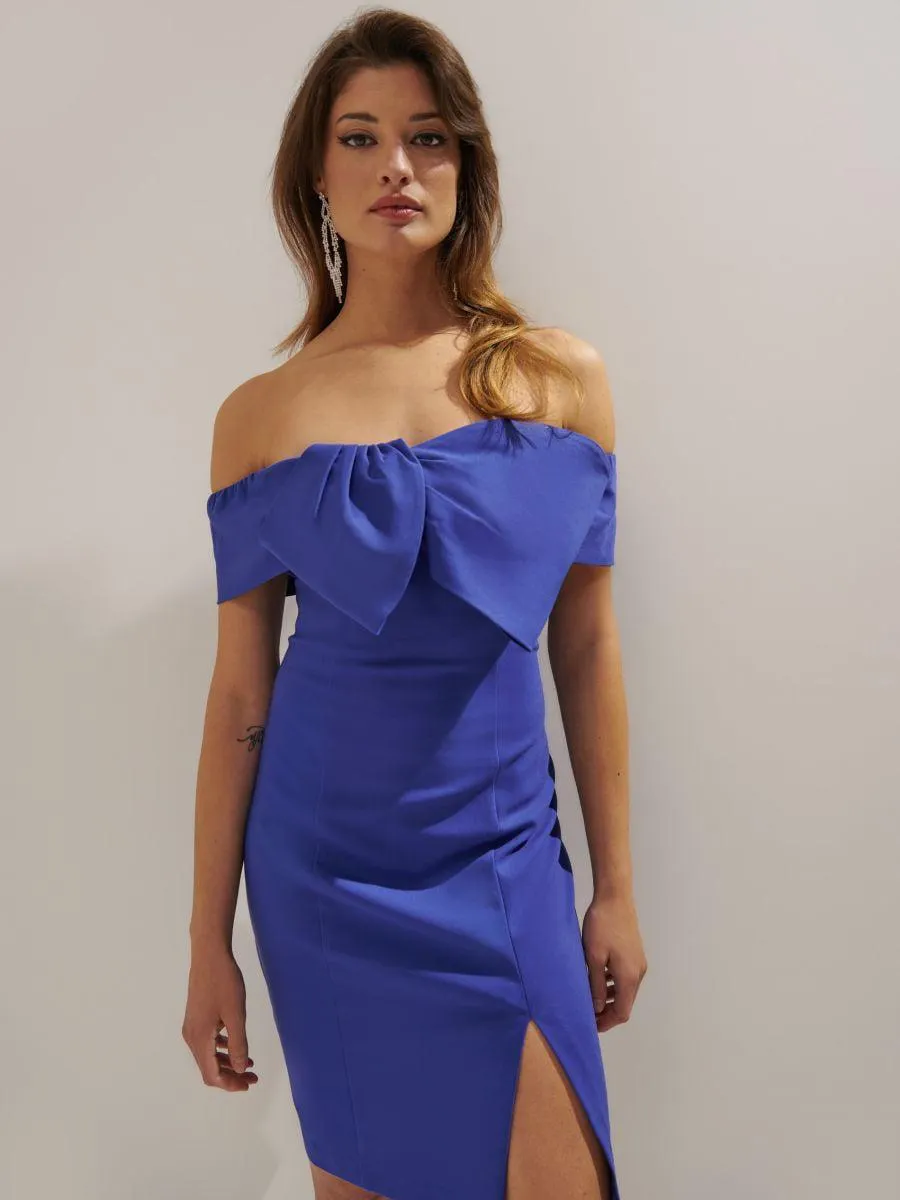 Šaty s odhalenými rameny