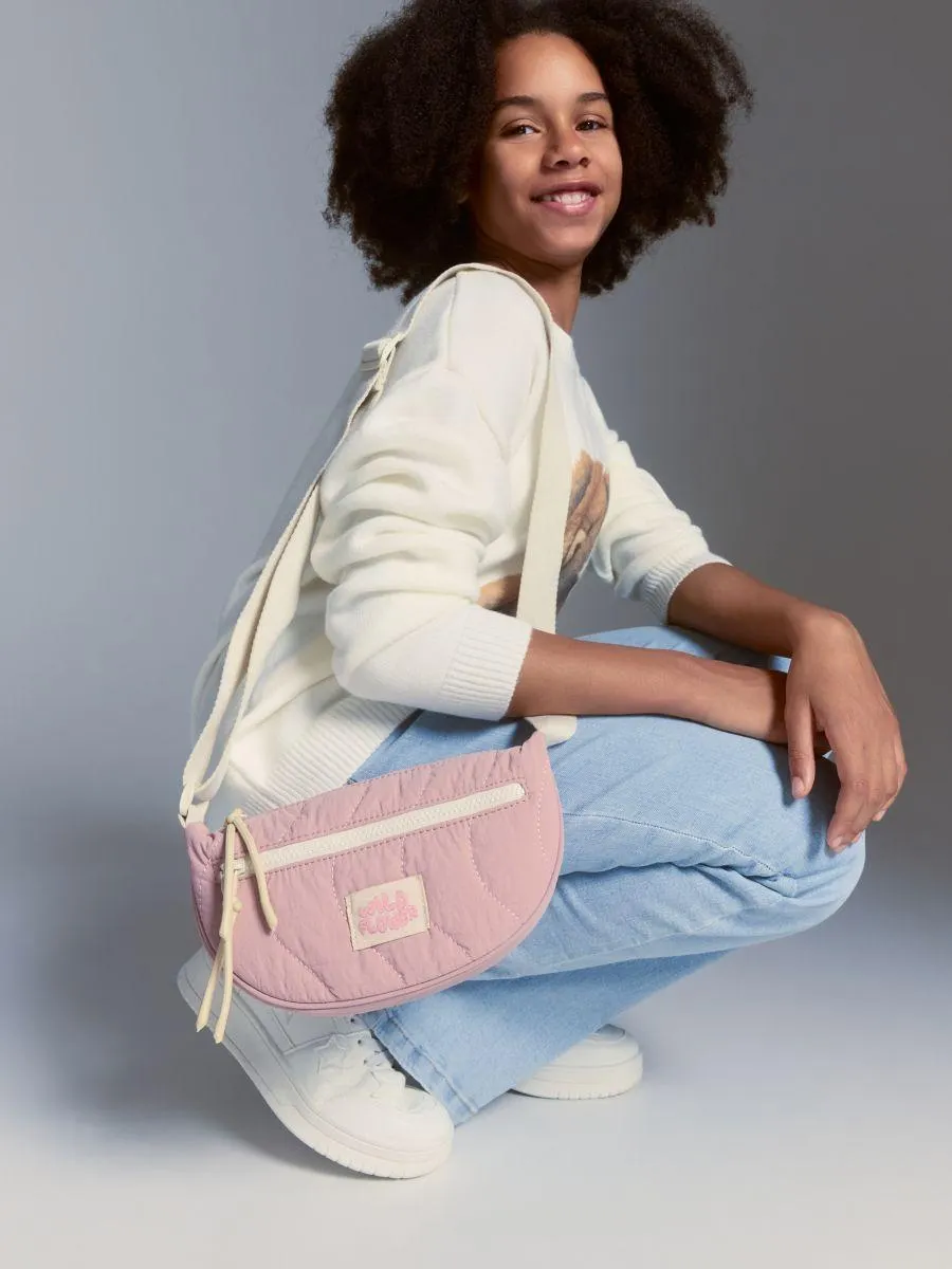 Půlkruhovitá kabelka přes rameno