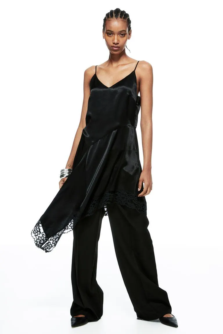 Saténové šaty s krajkovými lemy