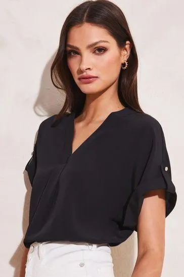 Top Lipsy s krátkými roláky a kapsami a výstřihem do V