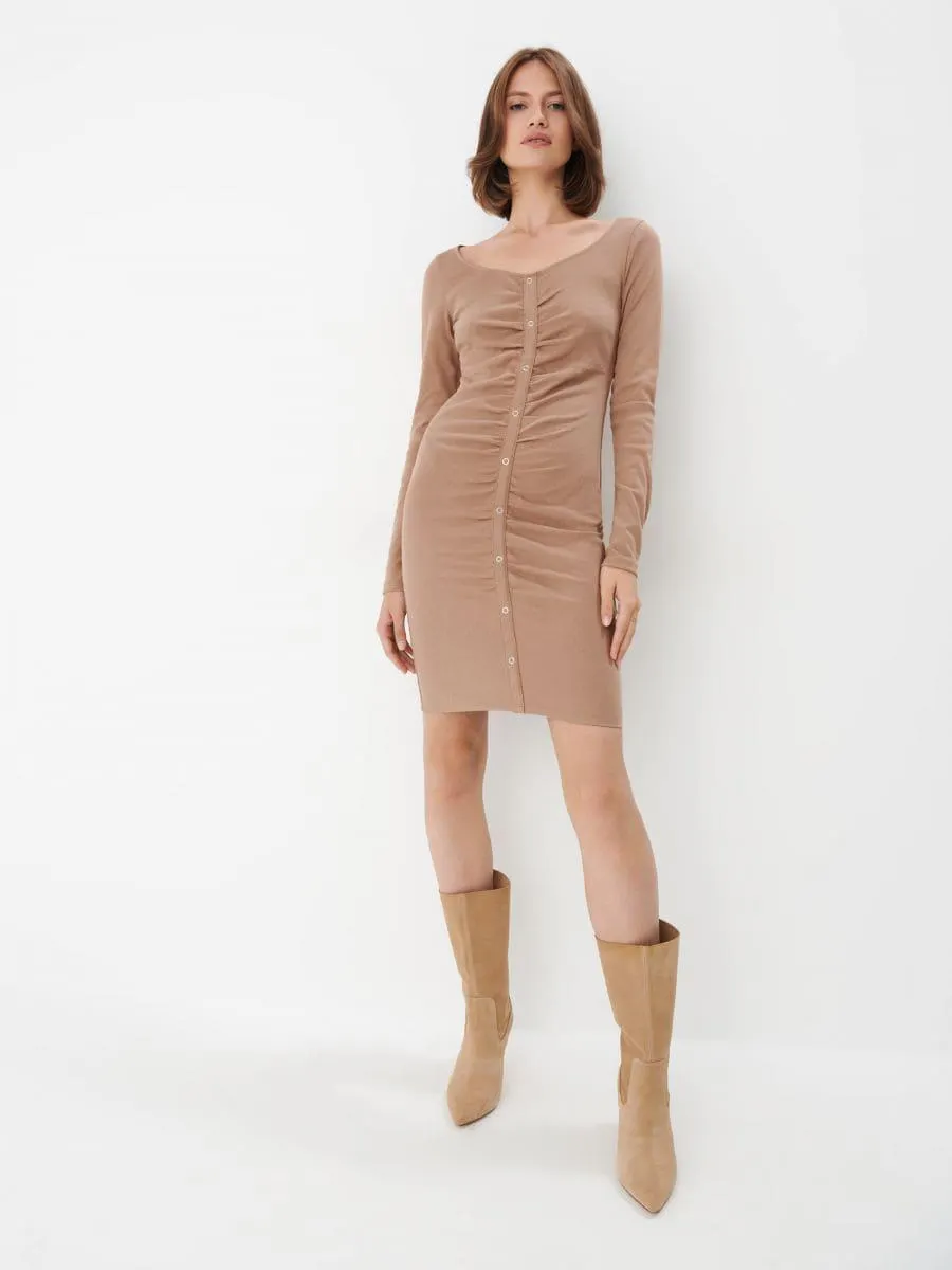 Přiléhavé mini šaty