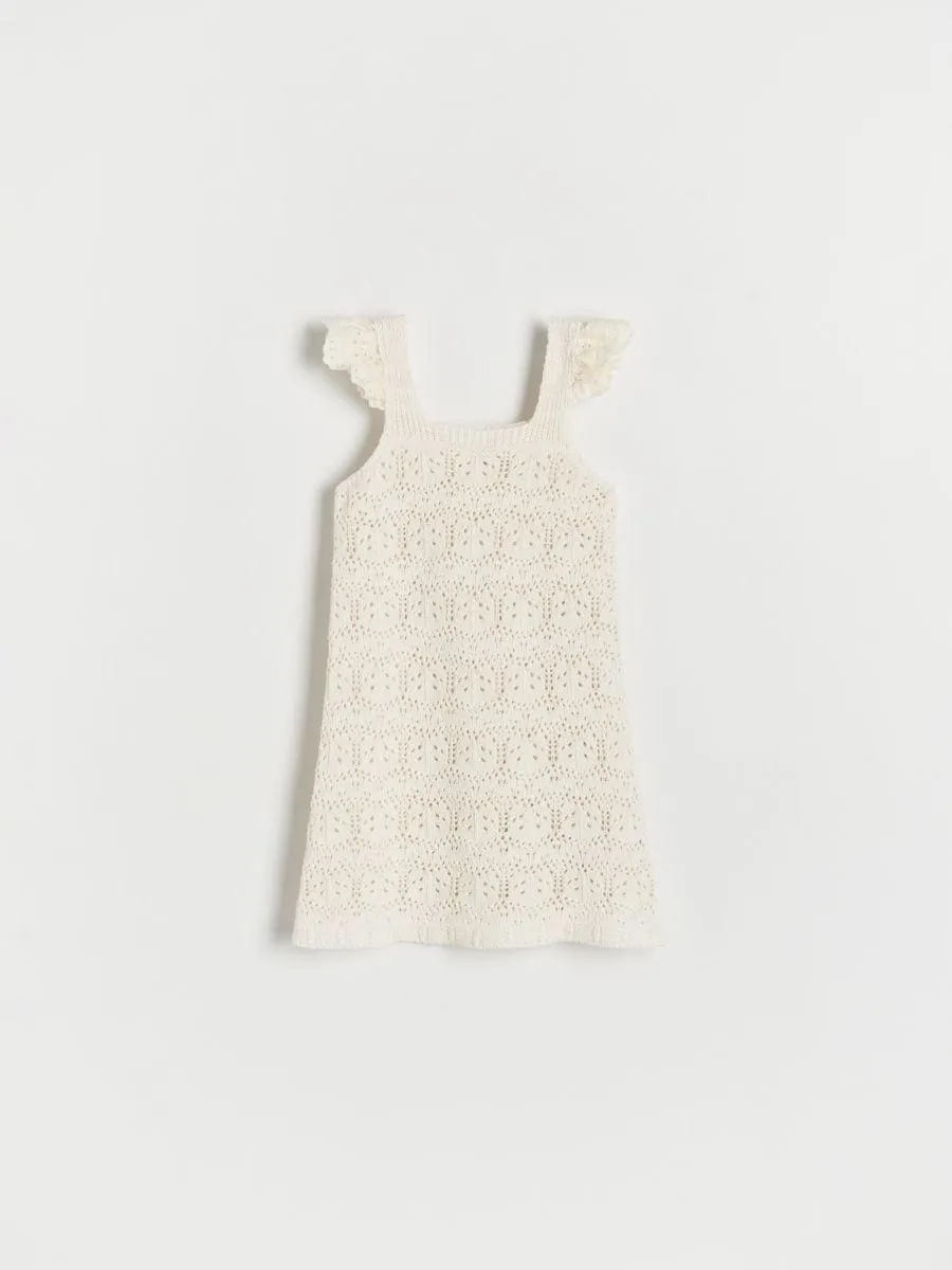 Šaty s ažurovým zdobením