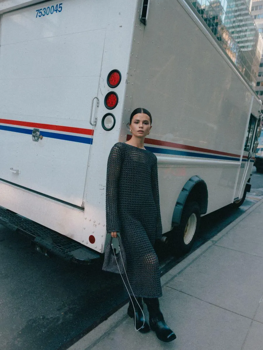 Rochie ajurată cu adaos de fir metalizat