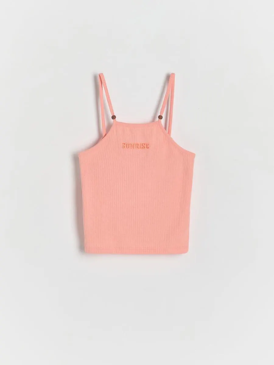 Top s ozdobnou výšivkou