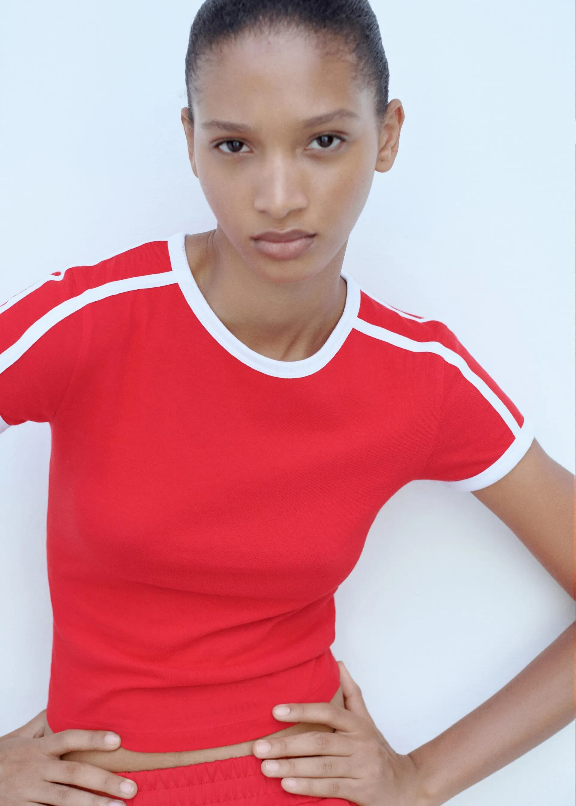 Úpletové tričko s kontrastním zakončením